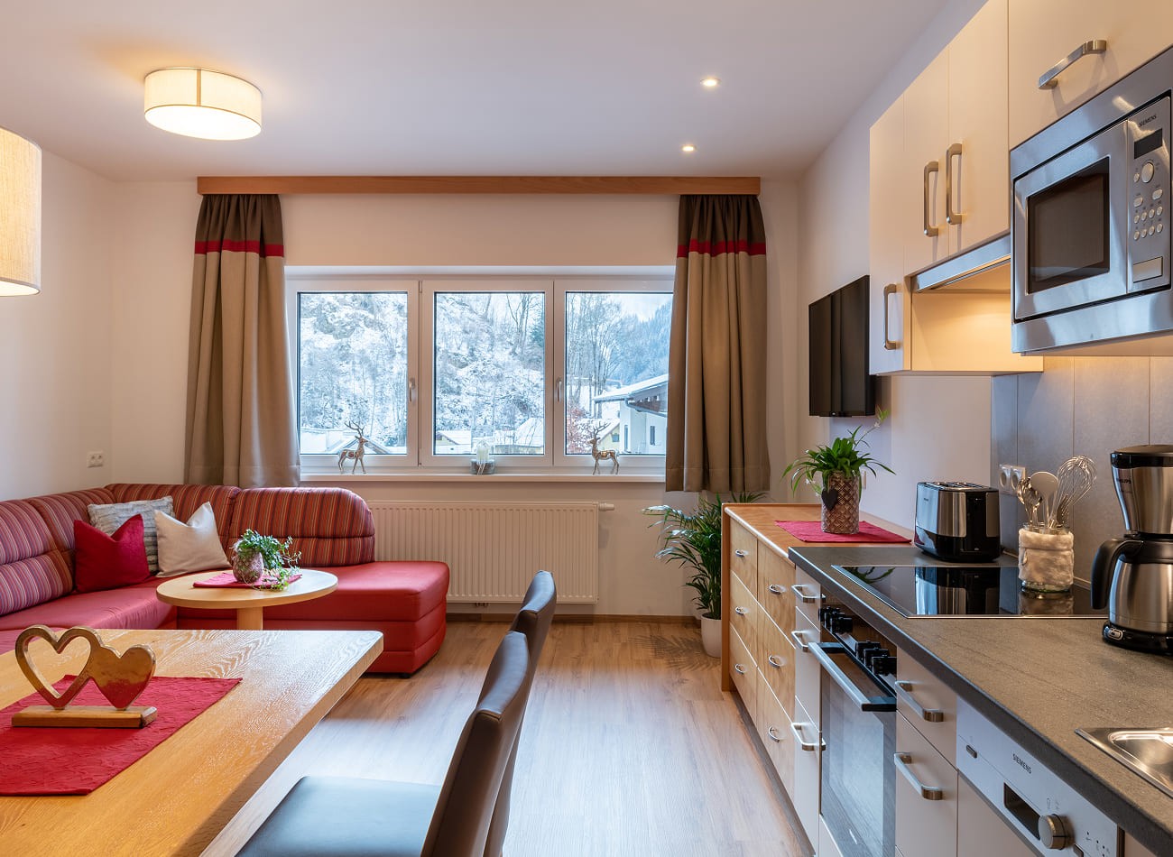 Offene K&uuml;che mit gem&uuml;tlichem Wohnbereich im Classic Appartement A2 f&uuml;r bis zu 5 Personen
