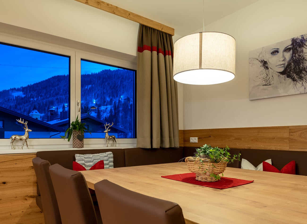 Gem&uuml;tlicher Essbereich mit Panoramafenster im Deluxe Appartement A3 in Wagrain