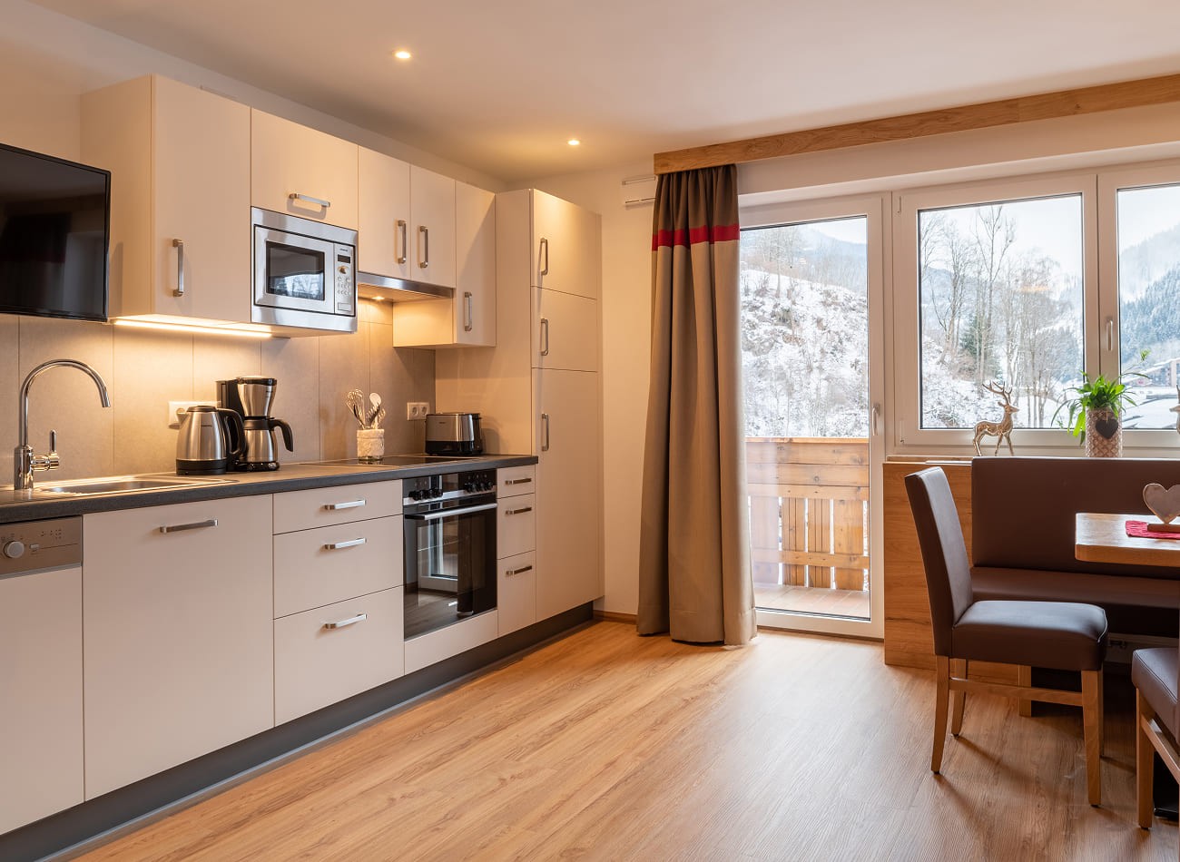 Moderne K&uuml;che mit Essplatz und Balkonzugang im Superior Appartement B2/C2