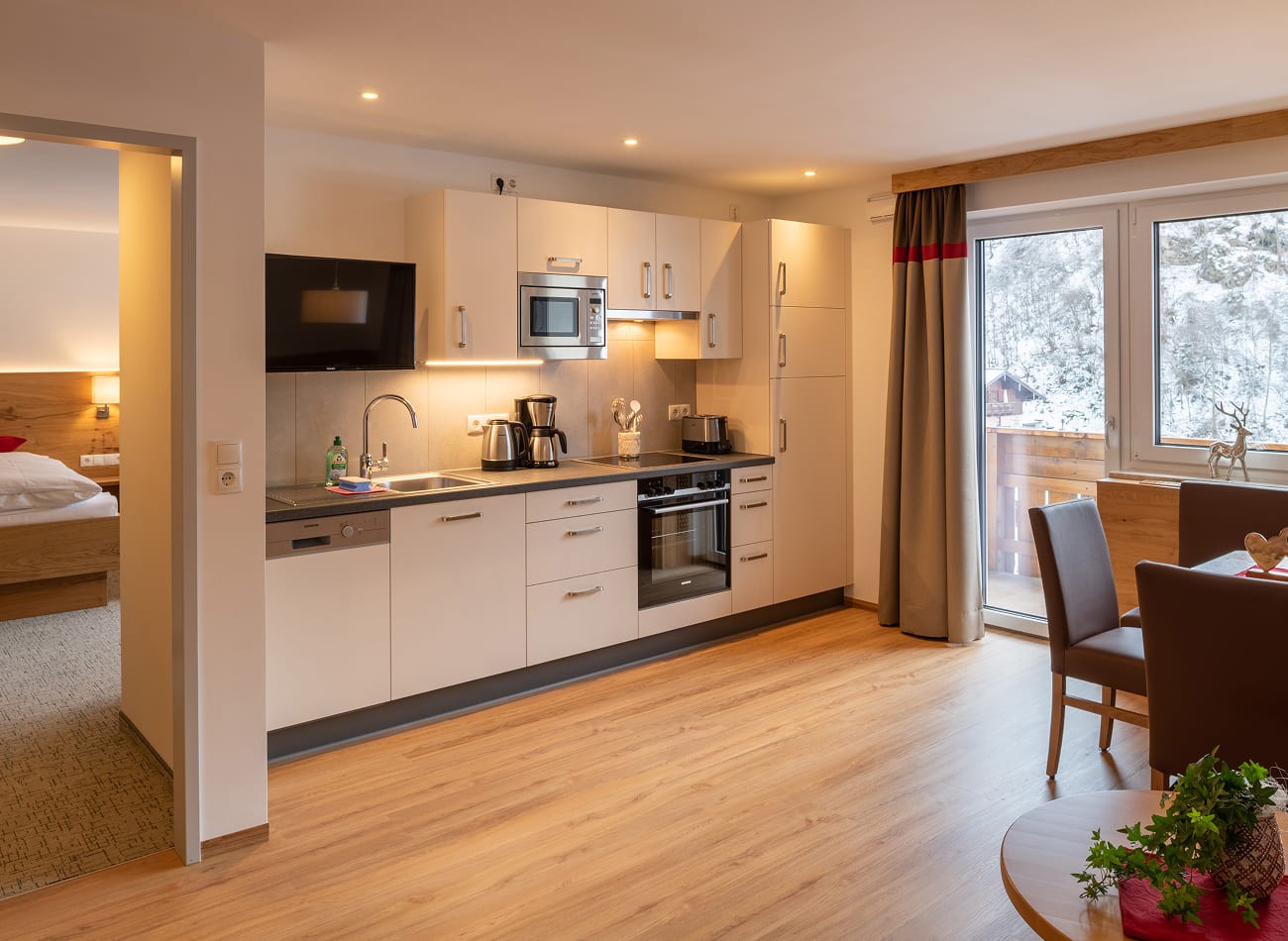 Offene Wohnk&uuml;che mit gem&uuml;tlichem Essbereich im Superior Appartement B2/C2