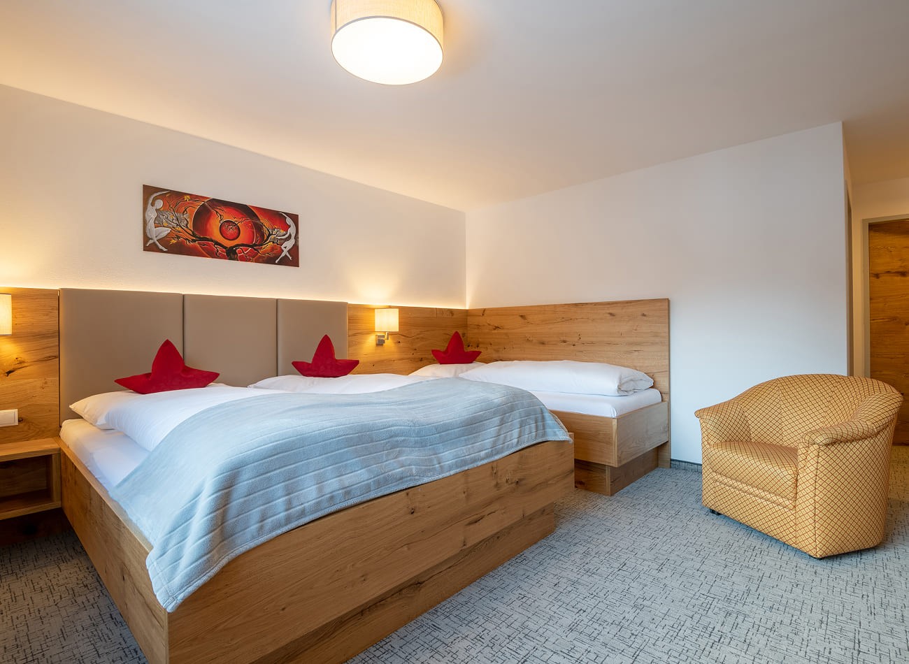 Komfortables Schlafzimmer mit Doppelbett im Superior Appartement B2/C2 f&uuml;r bis zu 6 Personen