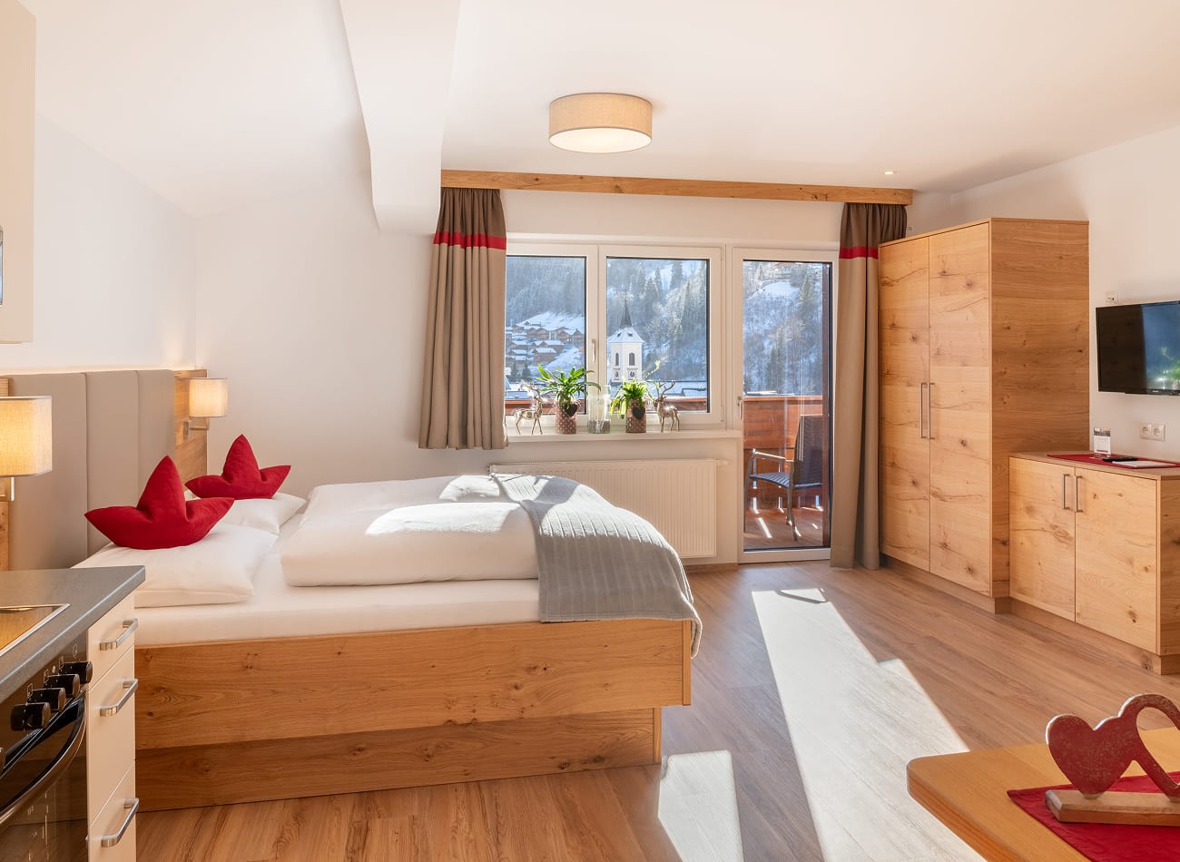 Studio D1 mit Doppelbett und Balkon f&uuml;r Ihren Urlaub in den Appartements Schattauer in Wagrain