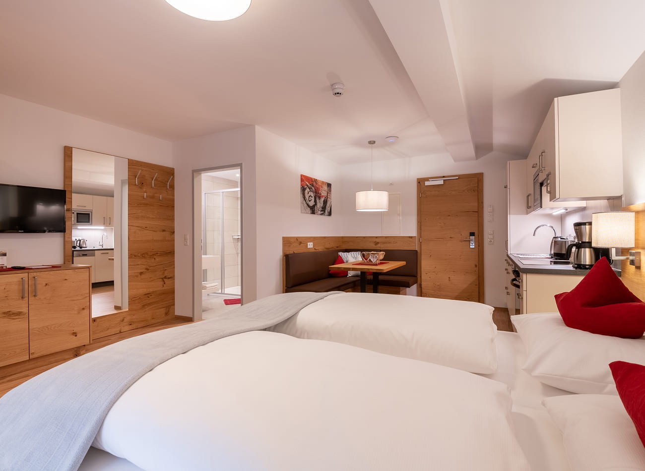 Helles Studio D1 mit Doppelbett, Wohnbereich und K&uuml;che in den Appartements Schattauer in Wagrain