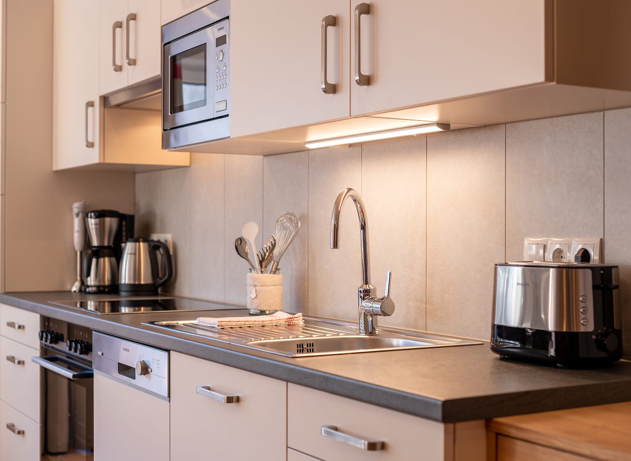 Voll ausgestattete K&uuml;che mit modernen Ger&auml;ten im Superior Appartement D2