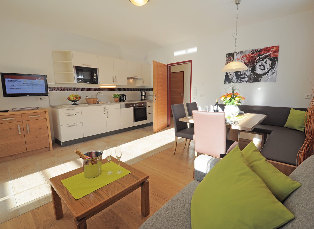 Wohn- und Essbereich mit K&uuml;che im Classic Appartement E1 der Appartements Schattauer