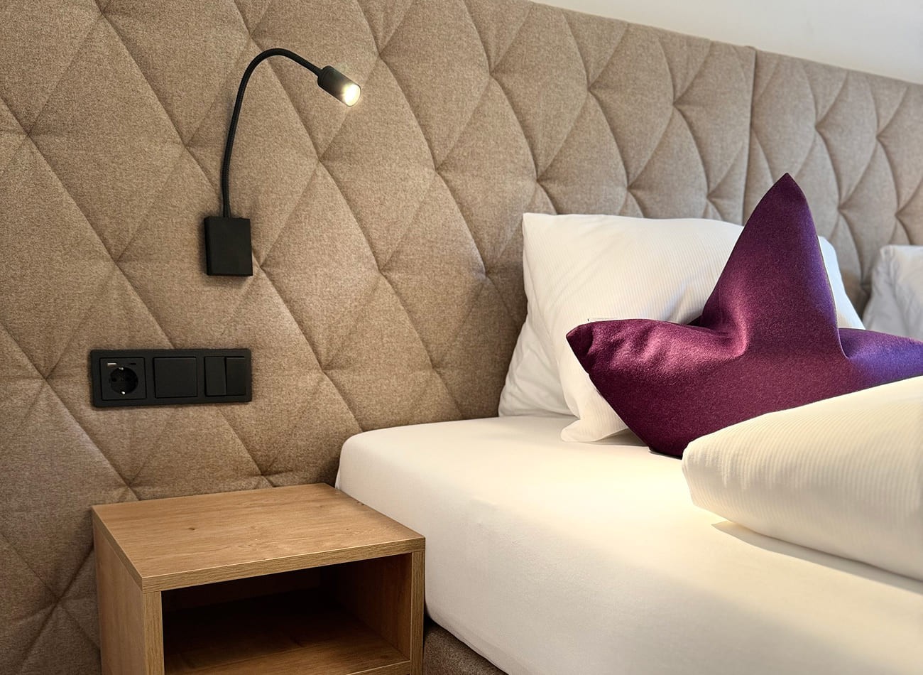 Komfortabler Schlafbereich mit stilvoller Einrichtung im Premium Appartement F1/F2