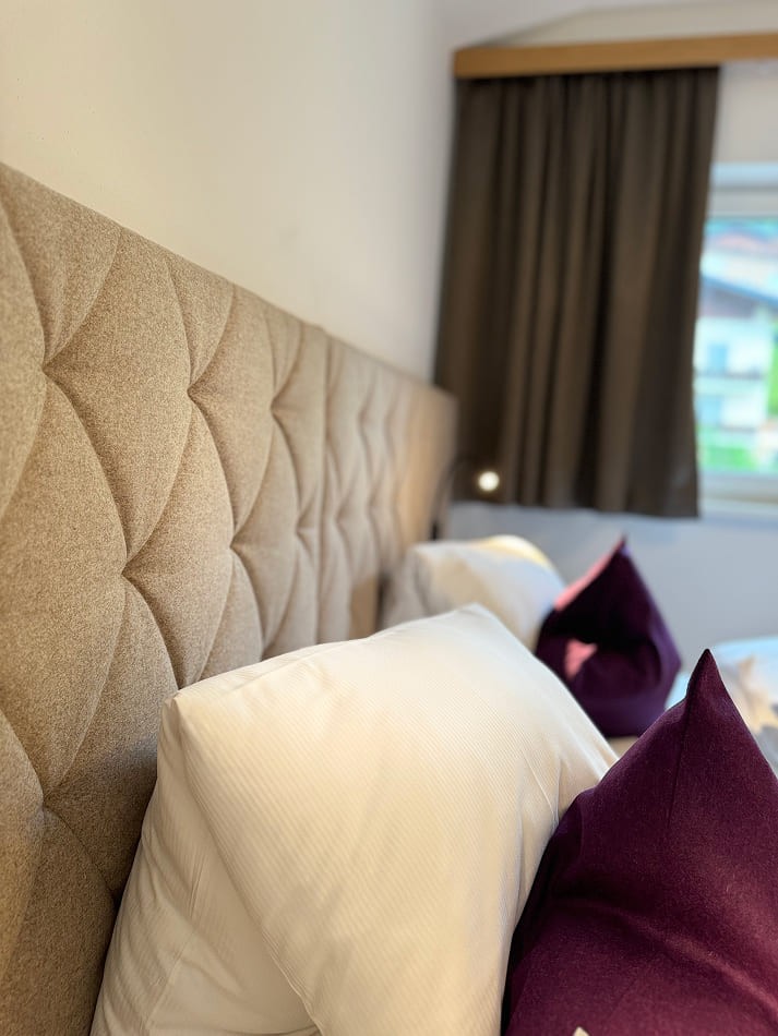 Gepolstertes Kopfteil und hochwertige Bettw&auml;sche im Premium Appartement F1/F2