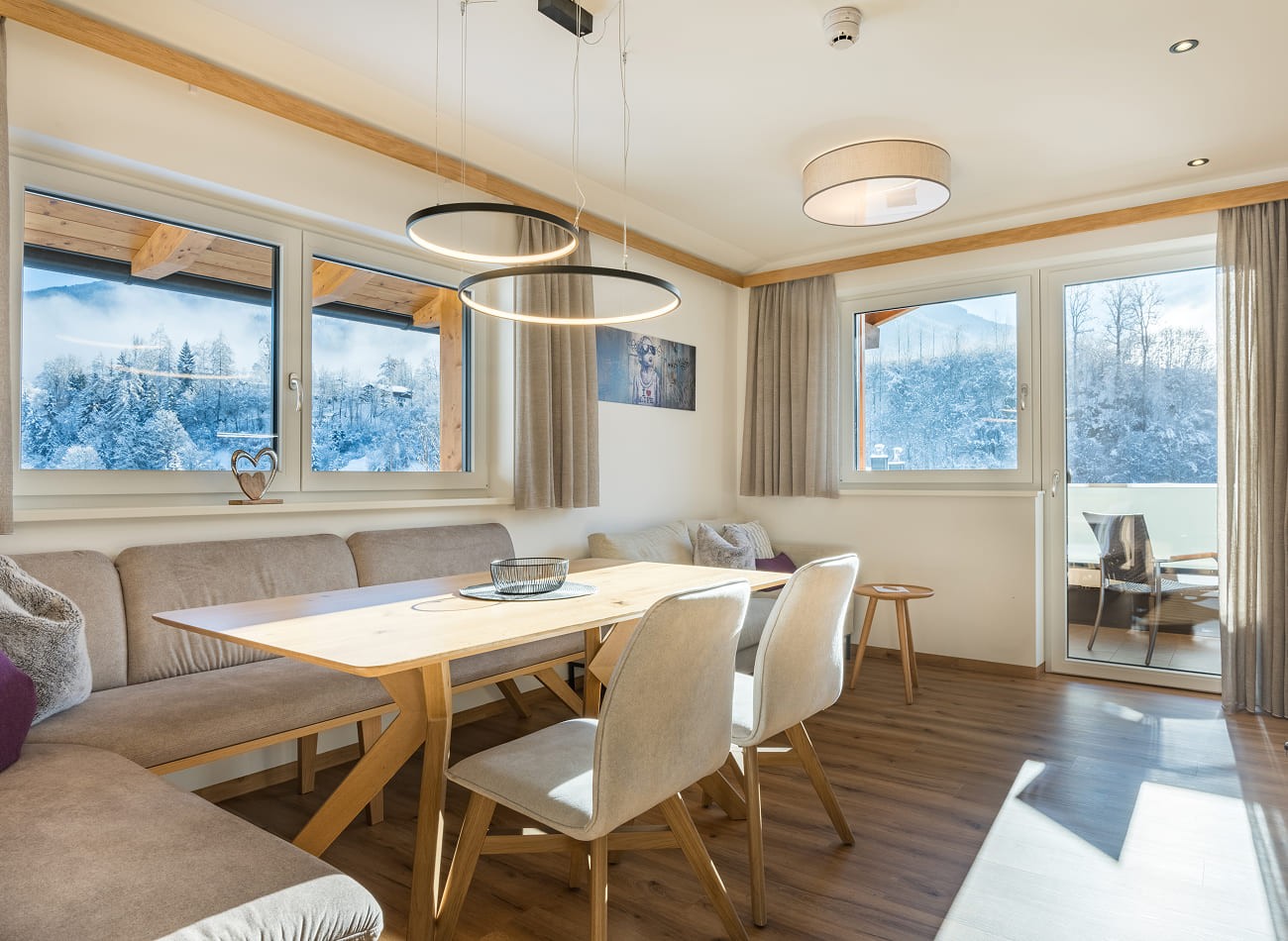 Offener Wohn- und Essbereich mit Balkon im Premium Appartement F1/F2 in Wagrain