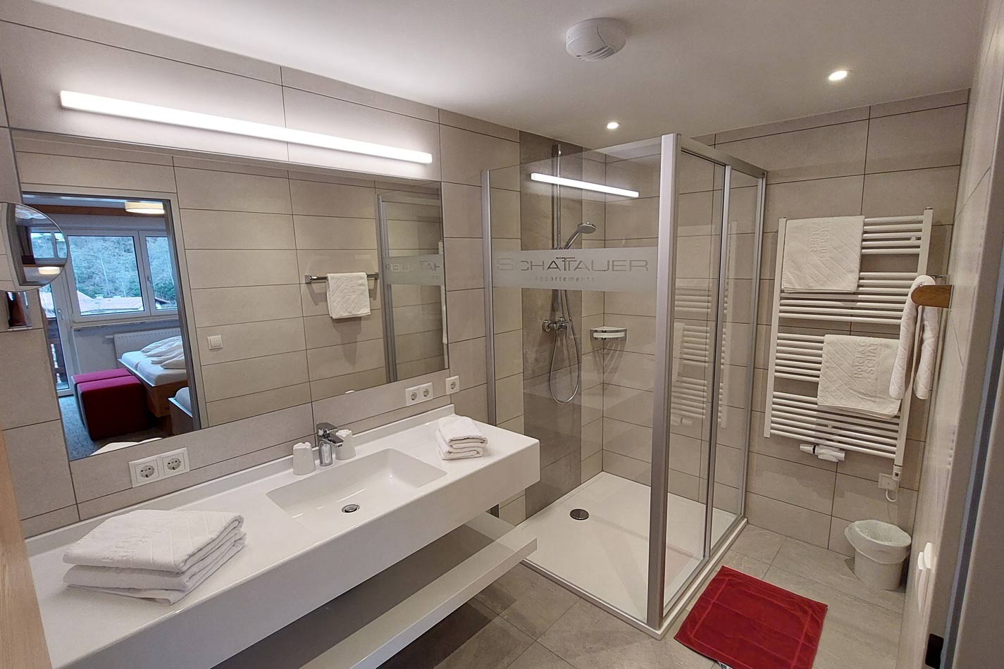 Gro&szlig;e Badezimmer in den Appartements Schattauer