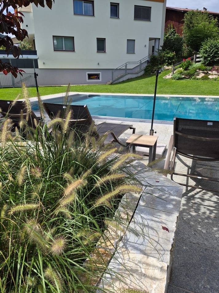 Pool im Garten mit Liegen und beheiztem Schwimmbad