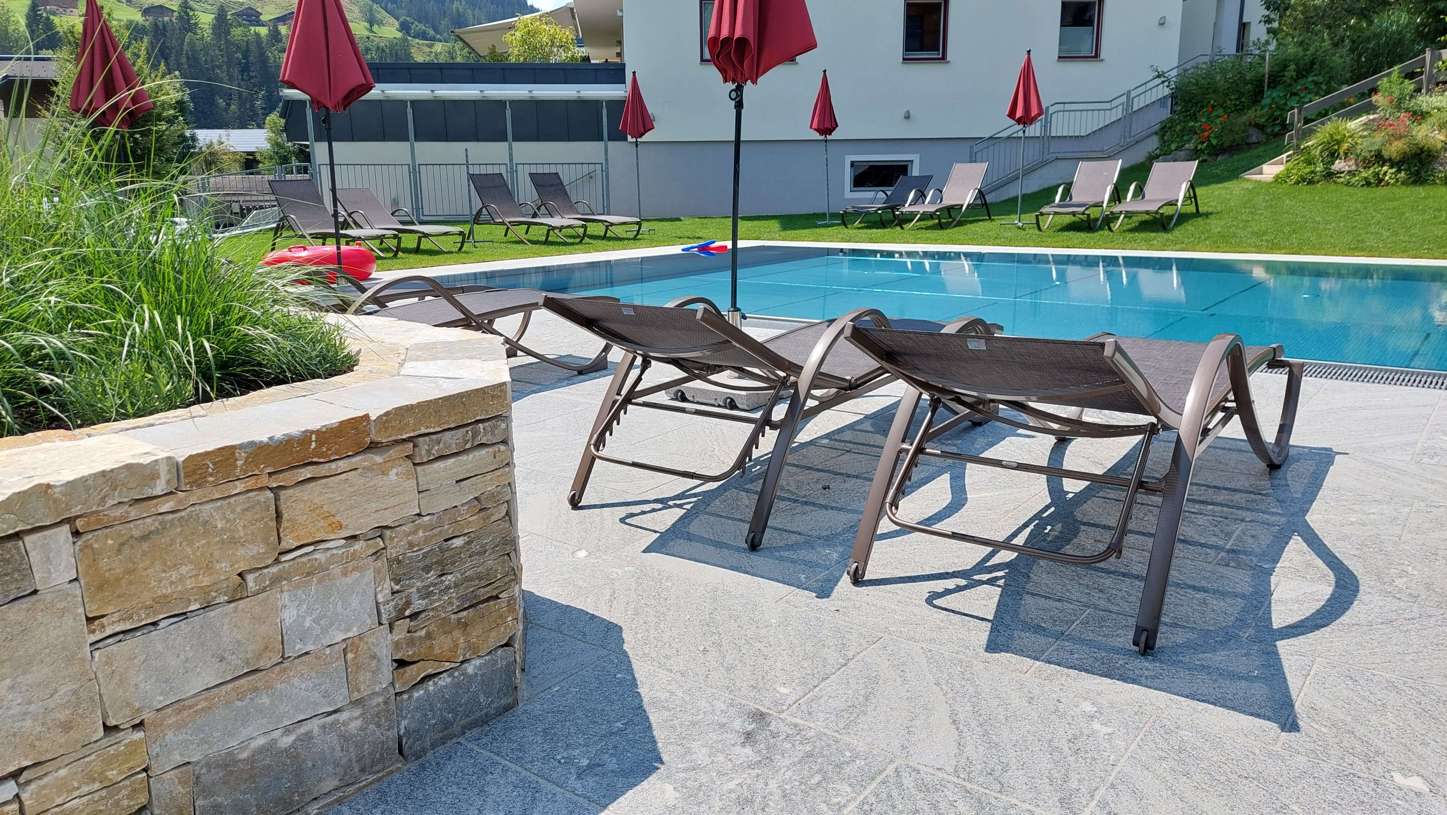 Außenpool der Schattauer Appartements in Wagrain © Shutterstock