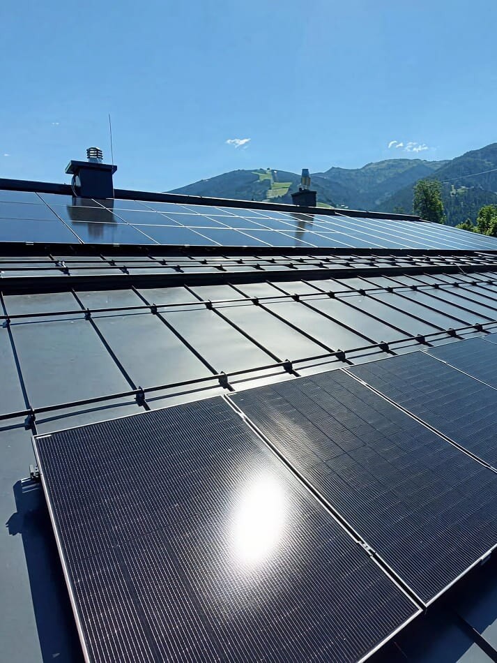 Solaranlage der Appartements Schattauer mit Blick auf die Wagrainer Bergwelt &ndash; nachhaltige Energie aus Sonnenkraft