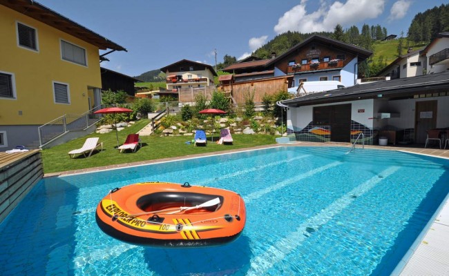 Schwimmbad mit sonniger Liegewiese bei den Appartements Schattauer Wagrain