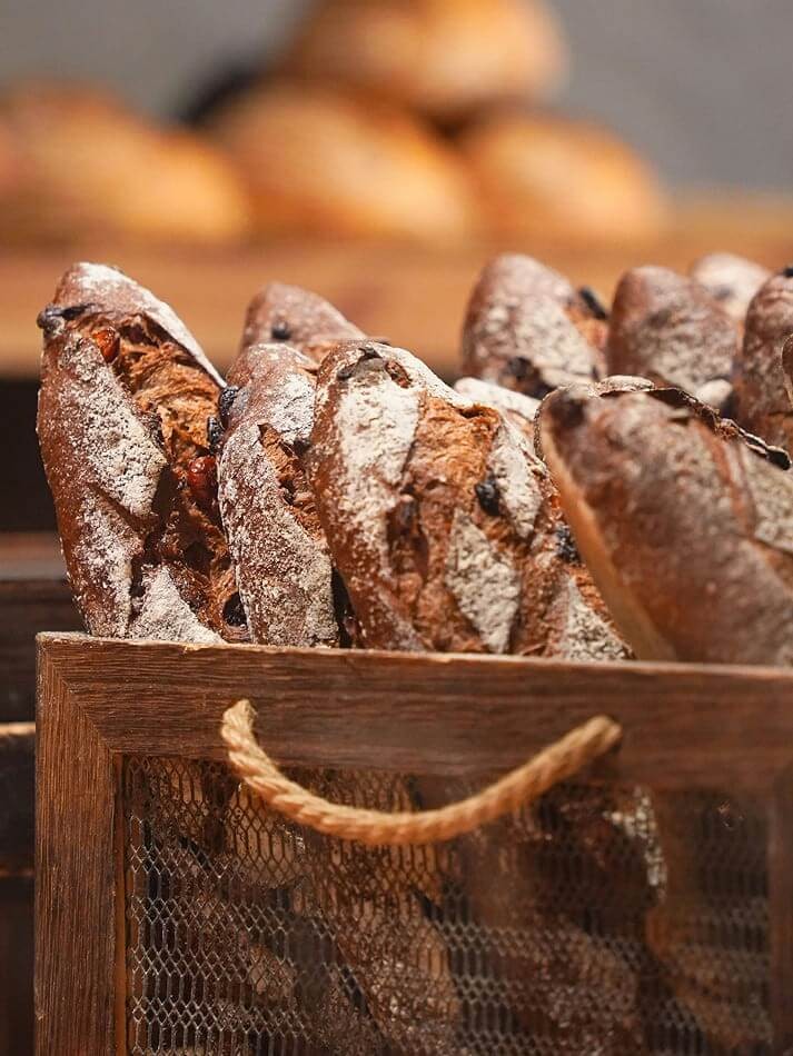Frisches Gebäck im Brötchenkorb – täglicher Brötchenservice © Unsplash / lee seunghyub