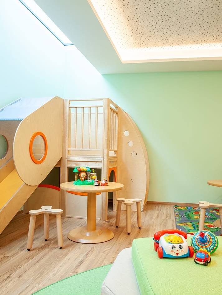 Indoor-Spielbereich für Kinder mit Spielgeräten und liebevoll gestalteter Spielecke
