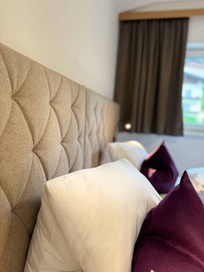 Schlafbereich mit hochwertigen Betten f&uuml;r erholsame N&auml;chte in den Appartements Schattauer