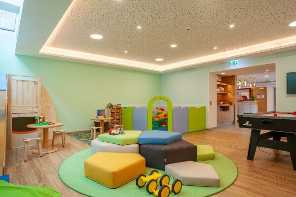Indoor-Spielraum mit vielen Spielm&ouml;glichkeiten f&uuml;r kleine G&auml;ste und entspannte Familienzeit bei Schattauer
