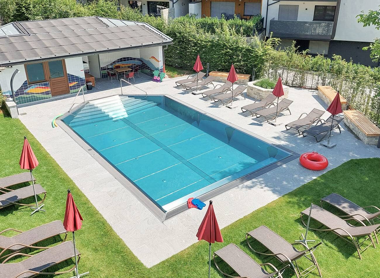 Outdoor-Pool mit Liegewiese und Sonnenterrasse f&uuml;r erholsame Urlaubstage