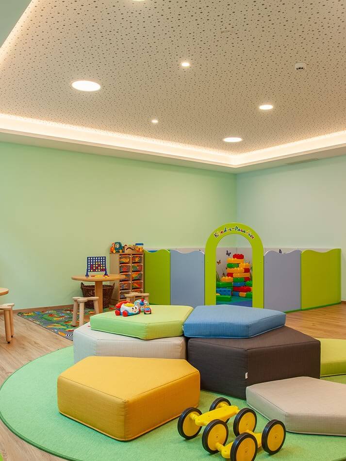 Liebevoll gestalteter Indoor-Spielraum mit vielen Spielm&ouml;glichkeiten f&uuml;r kleine G&auml;ste