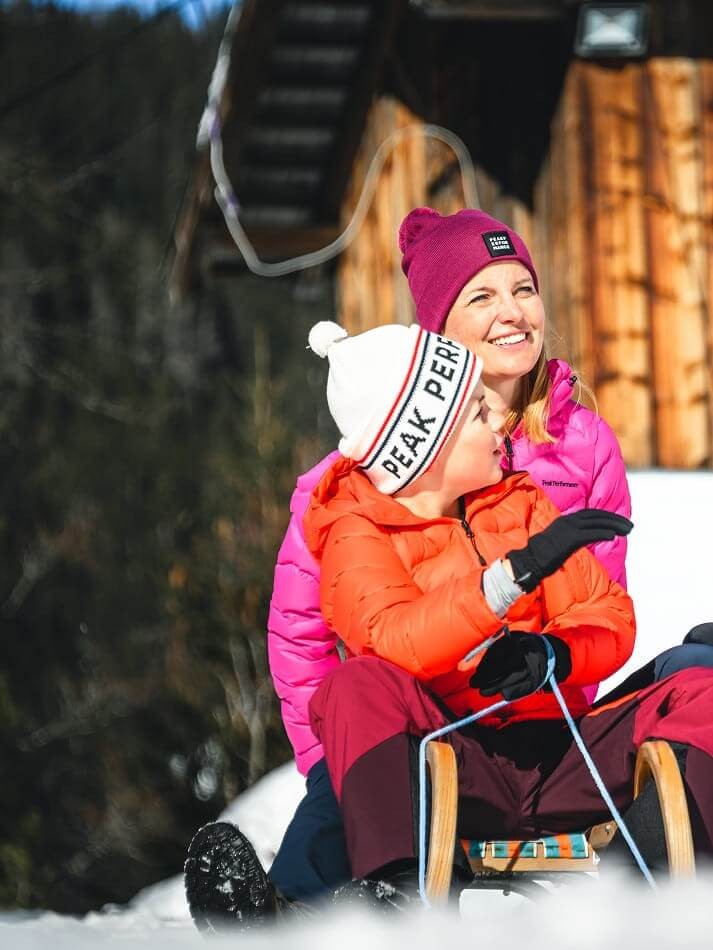 Gemeinsame Wintermomente beim Rodeln in Wagrain &copy; Wagrain-Kleinarl / Christian Schartner